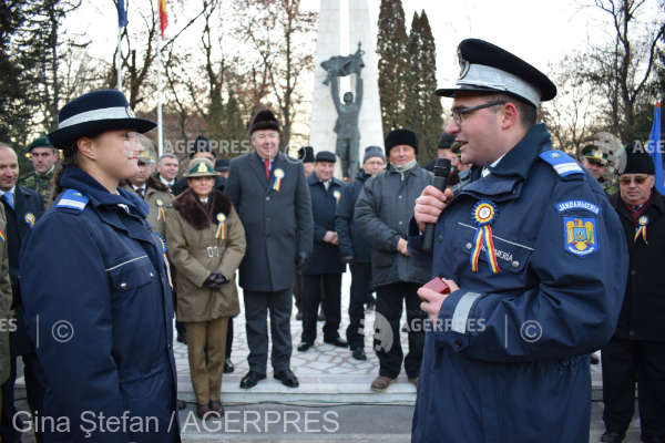 Harghita: Un jandarm şi-a cerut iubita în căsătorie la finalul ceremoniilor dedicate Centenarului Harghita: Un jandarm şi-a cerut iubita în căsătorie la finalul ceremoniilor dedicate Centenarului