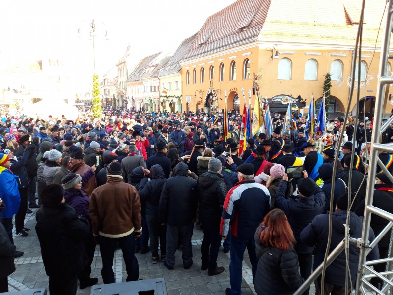 Brașovenii și turiștii s-au prins în Hora Unirii, în Piața Sfatului