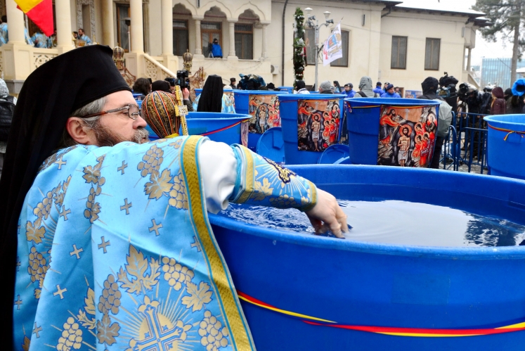Peste 12.000 de litri de apă sfinţită pentru slujba de Bobotează din Sibiu