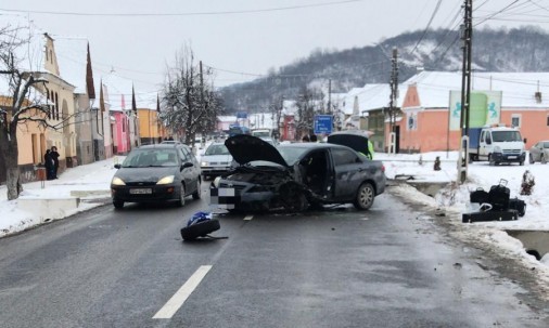 UPDATE: Trei persoane rănite într-un accident pe DN 14, în localitatea Şaroş pe Târnave
