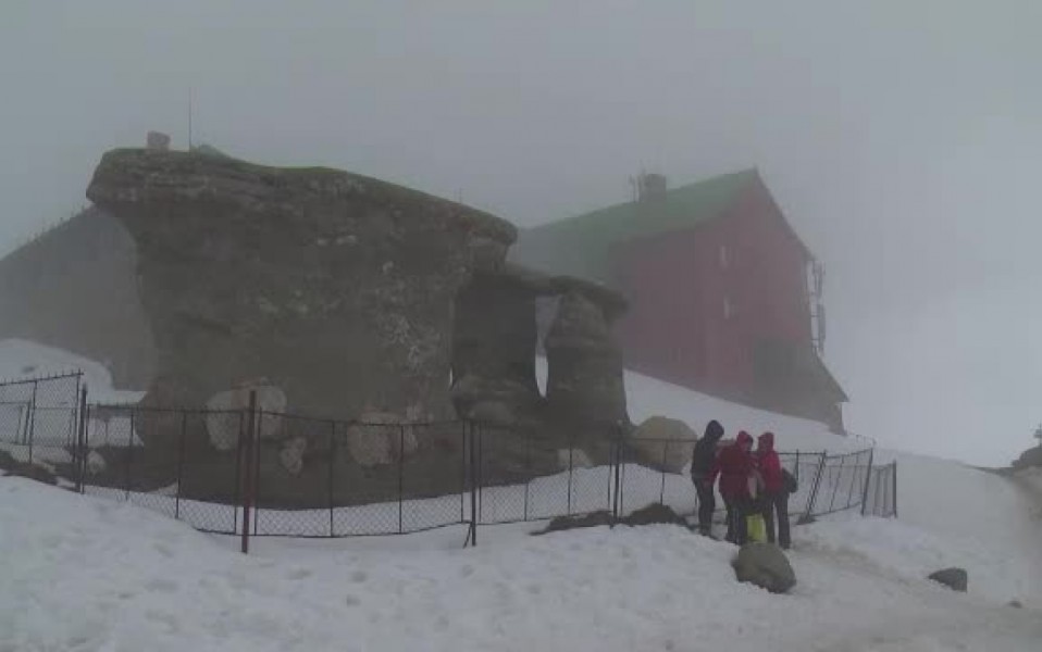 Jandarmii montani au salvat 100 de turişti rămaşi izolaţi pe munte Jandarmii montani au salvat 100 de turişti rămaşi izolaţi pe munte
