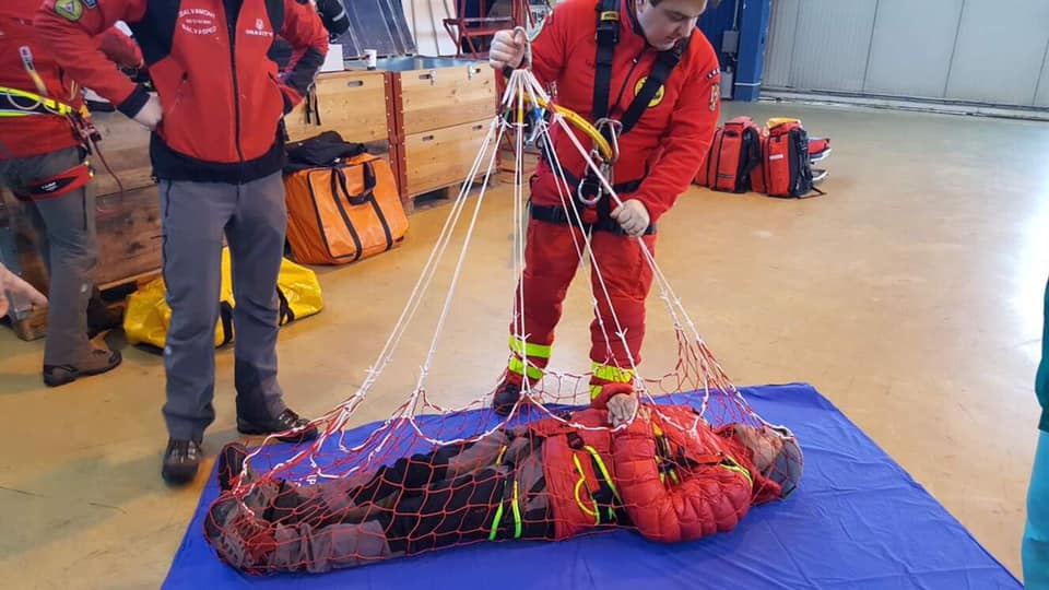 Salvamontiştii din Mureş şi Sibiu au făcut pregătire pentru salvarea cu ajutorul elicopterului