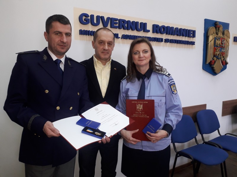 Angajaţi ai serviciilor Paşapoarte şi Înmatriculări Vehicule, recompensaţi de Prefectura Braşov