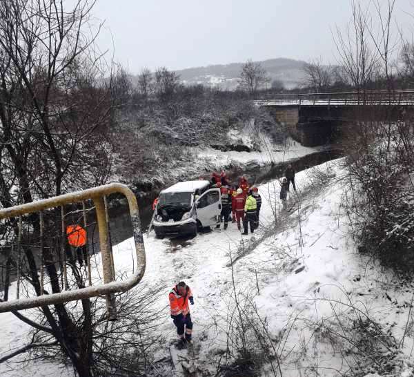 Şapte răniţi – în urma unui accident în care a fost implicat un microbuz, pe DN1, la Veştem