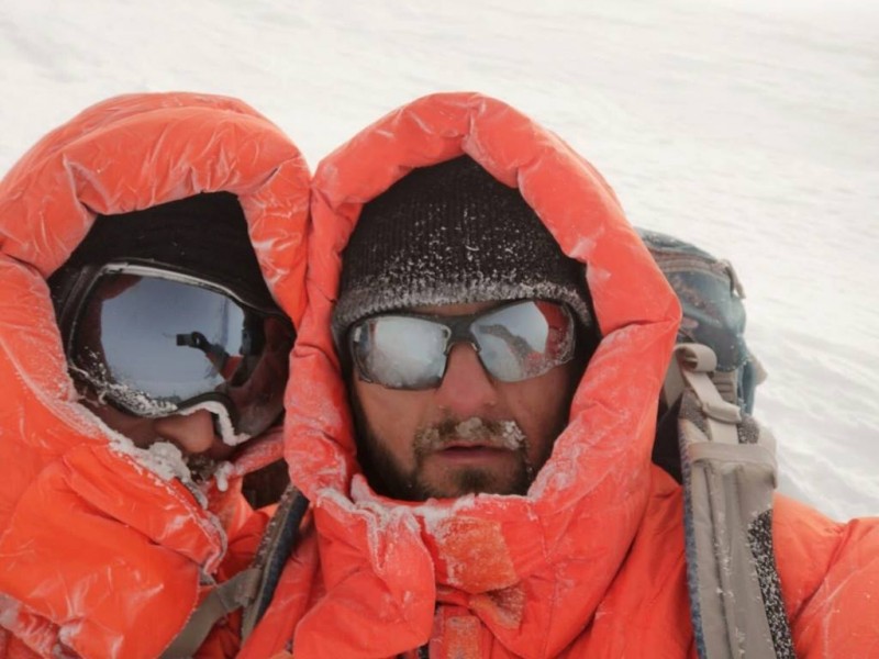 Radu Albu și Radu Turta, doi alpiniști români, au reușit sa escaladeze ieri ambele vârfuri ale muntelui Elbrus din Rusia