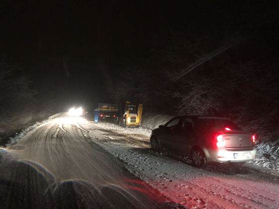 Autocar cu 40 de persoane, blocat pe un drum din Harghita Autocar cu 40 de persoane, blocat pe un drum din Harghita