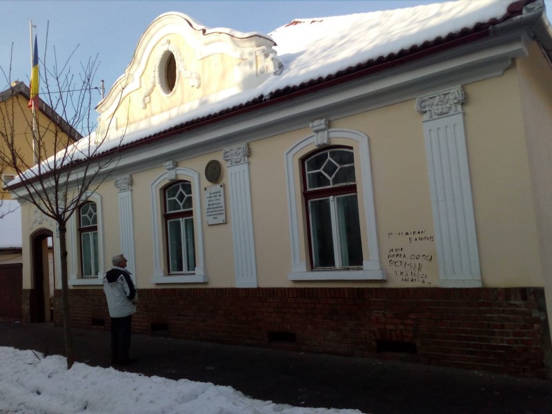 Control judiciar pentru tânărul din Tîrgu Mureş suspectat că ar fi vandalizat Casa Memorială „Avram Iancu”