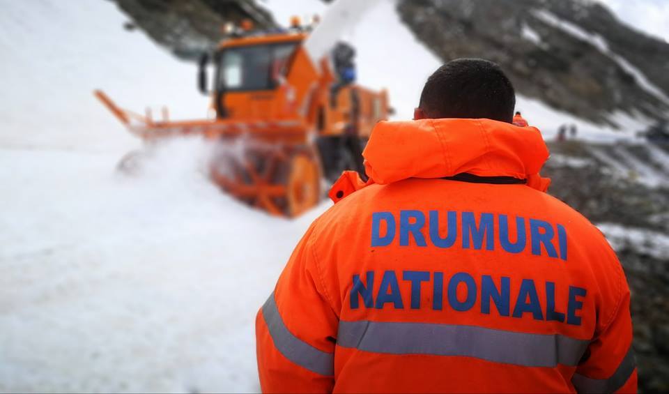 Circulaţia este oprită între Novaci şi Rânca din cauza ninsorii viscolite