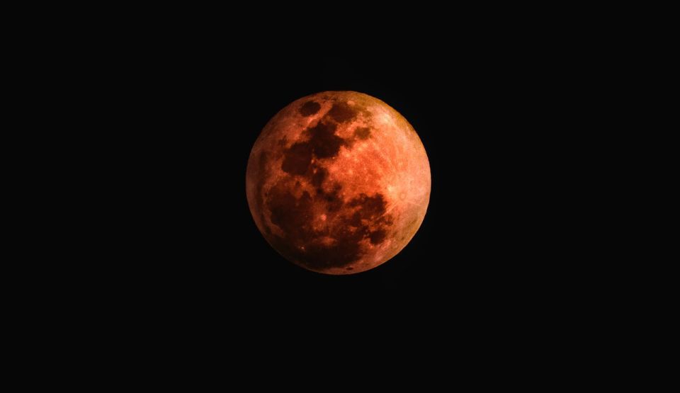 Eclipsă totală de Lună în România