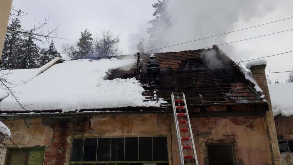 Incendiu la o anexă a Spitalului de Cardiologie din staţiunea Covasna