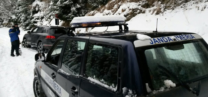 UPDATE: Familia rămasă înzăpezită cu autoturismul pe drumul spre Stâna Regală din Sinaia, preluată de pompieri