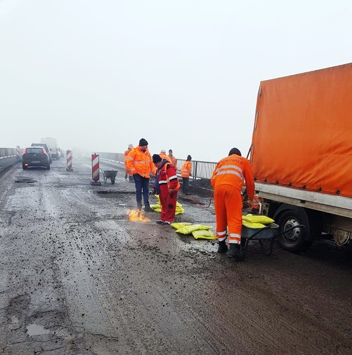 Au început reparațiile provizorii a pasajului Sânpaul Au început reparațiile provizorii a pasajului Sânpaul