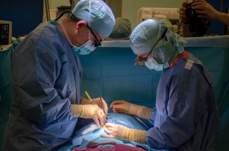Cea mai mare tumoră tiroidiană operată în România Cea mai mare tumoră tiroidiană operată în România