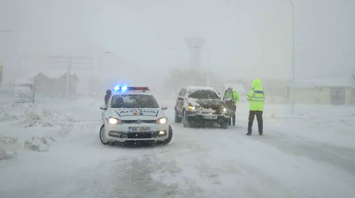 Traficul rutier pe DN 67C Novaci – Rânca, închis din cauza viscolului puternic şi a vizibilităţii extrem de reduse