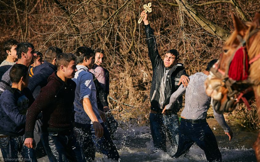 Câteva sute de credincioşi din oraşul Întorsura Buzăului şi din împrejurimi au participat duminică, de Bobotează, la slujba de sfinţire a Râului Buzău