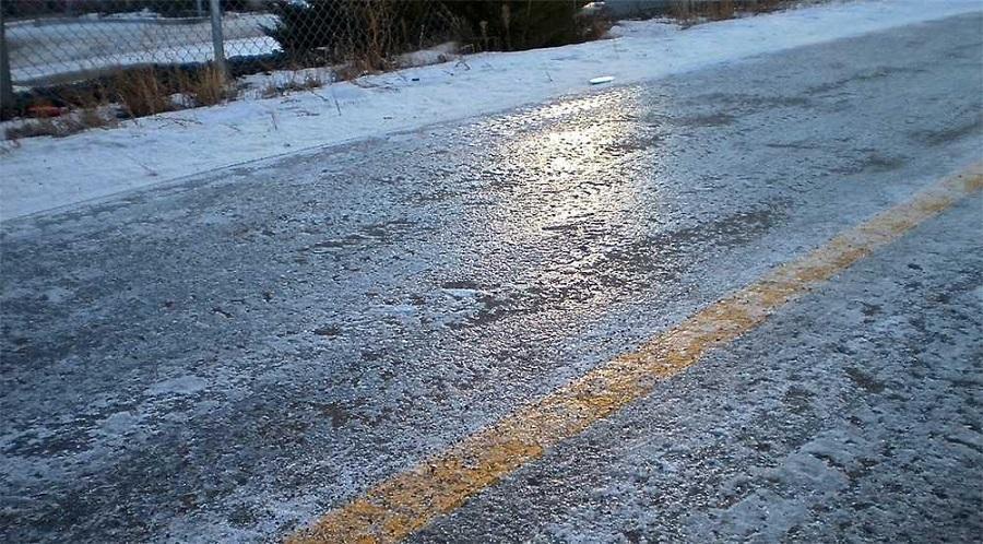 Circulaţie rutieră îngreunată pe şosele, din cauza poleiului şi a ceţei Circulaţie rutieră îngreunată pe şosele, din cauza poleiului şi a ceţei