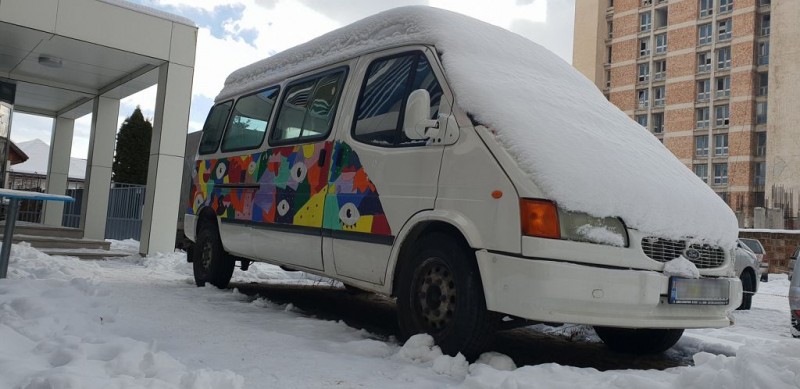Brașovenii, așteptați să doneze cărți pentru biblioteca din microbuz Brașovenii, așteptați să doneze cărți pentru biblioteca din microbuz