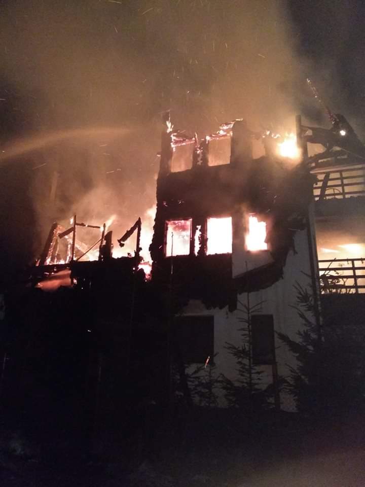 Pensiune din Sâmbăta de Sus, afectată aproape în totalitate în urma unui incendiu