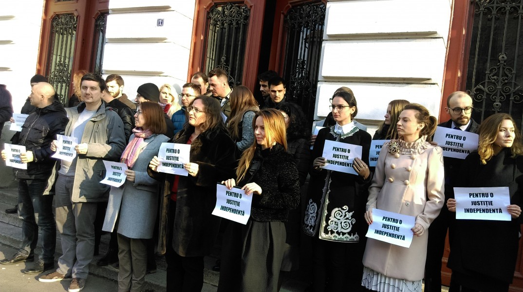 Peste 40 de judecători și procurori de la instanțele mureșene au protestat la Tg Mureș