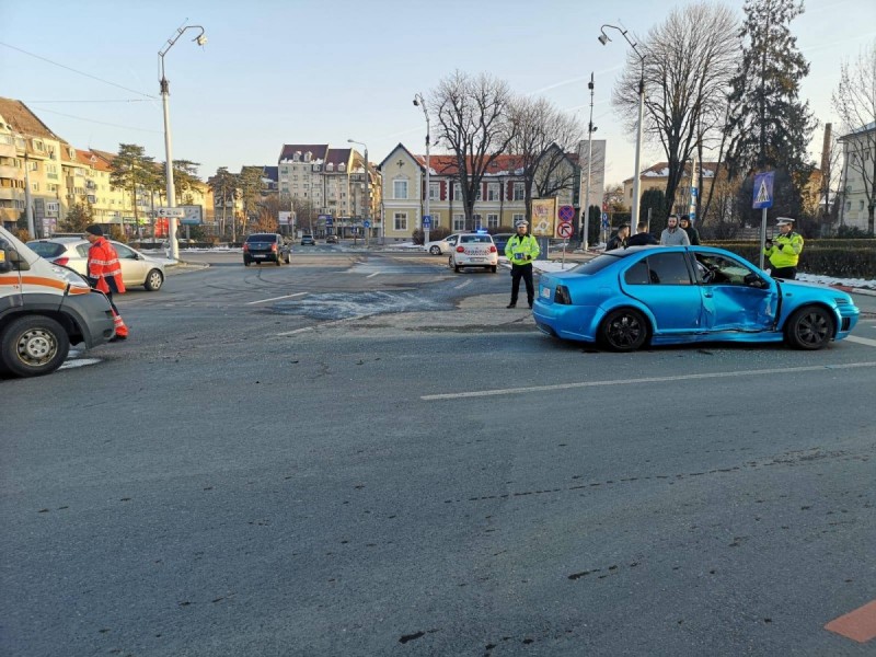 Ambulanţă implicată într-un accident rutier la Sibiu Ambulanţă implicată într-un accident rutier la Sibiu