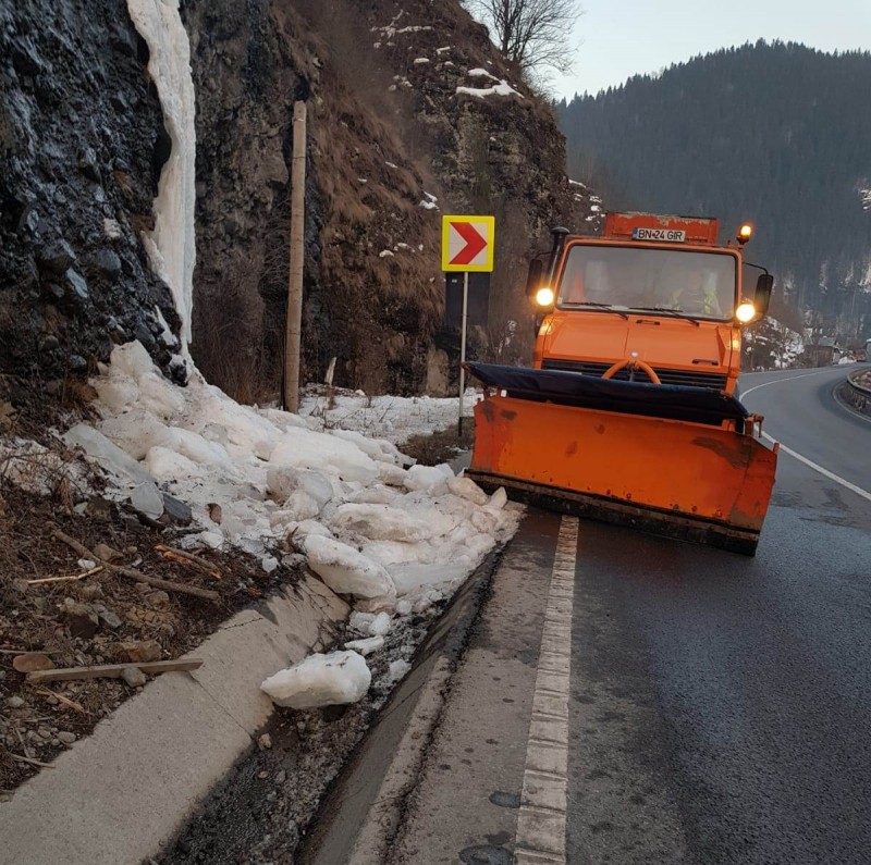 Circulație îngreunată la Lunca Bradului, din cauza unor căderi de gheață Circulație îngreunată la Lunca Bradului, din cauza unor căderi de gheață