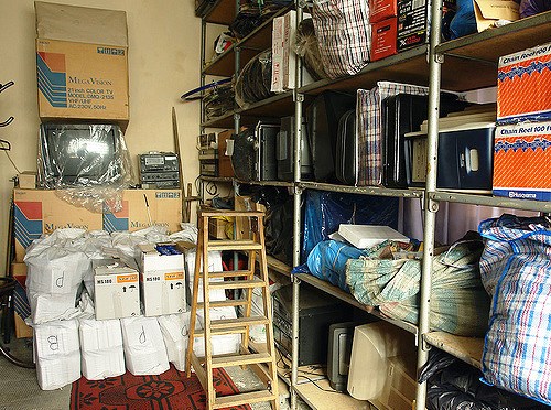 Sute de obiecte, în camera de corpuri delicte a IPJ Harghita