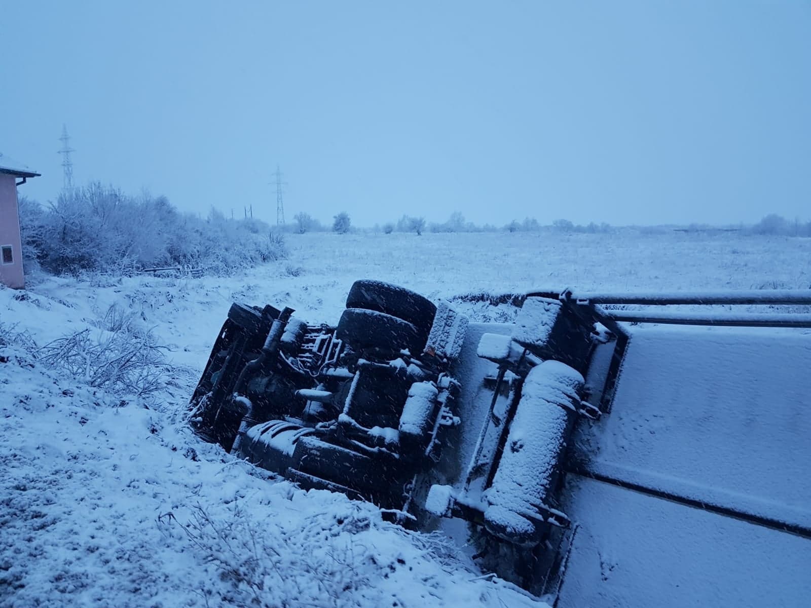 Camion răsturnat între Moieciu și Fundata, județul Brașov