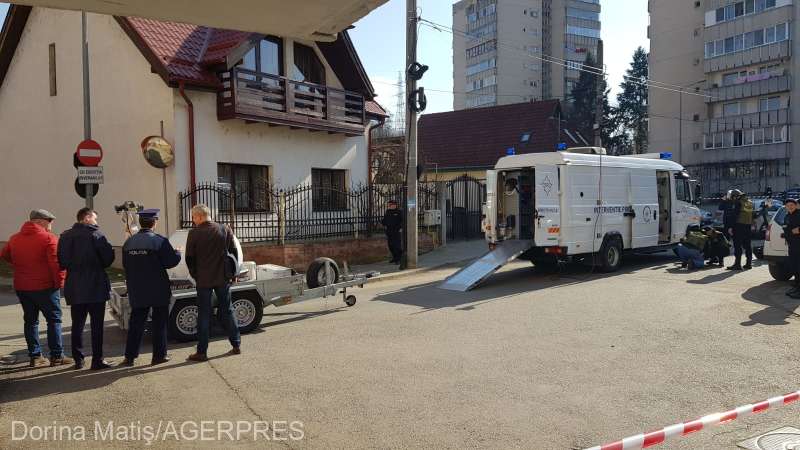 Colet suspect la parterul unui bloc din Tg.Mureș