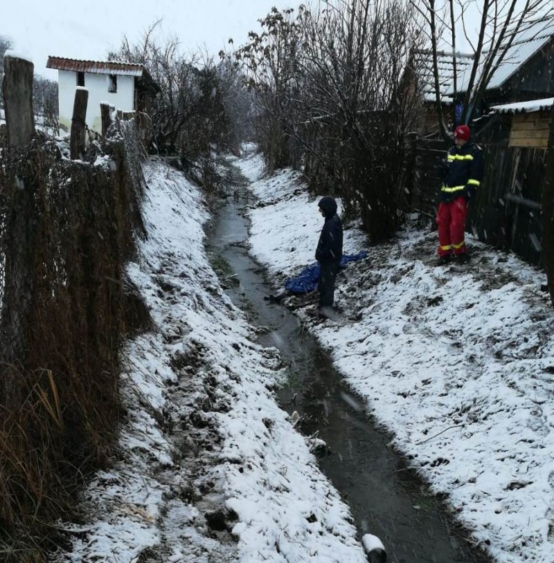 Femeie găsită decedată în pârâul din localitatea mureșeană Balda
