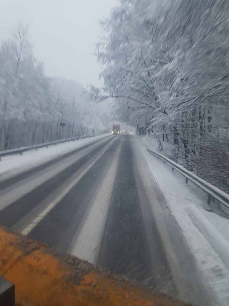 DRDP continuă să deszăpezească drumurile naţionale din Braşov şi Covasna, unde ninge abundent