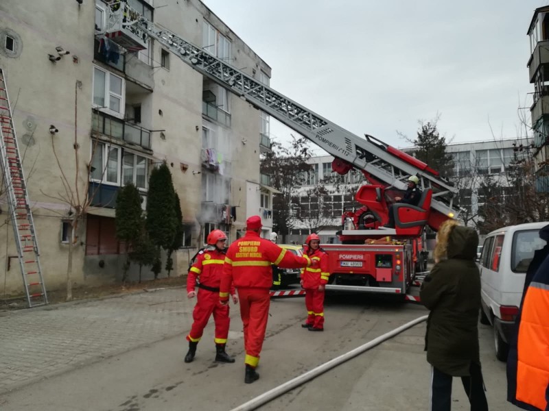 18 persoane evacuate în urma unui incendiu la un apartament din Reghin