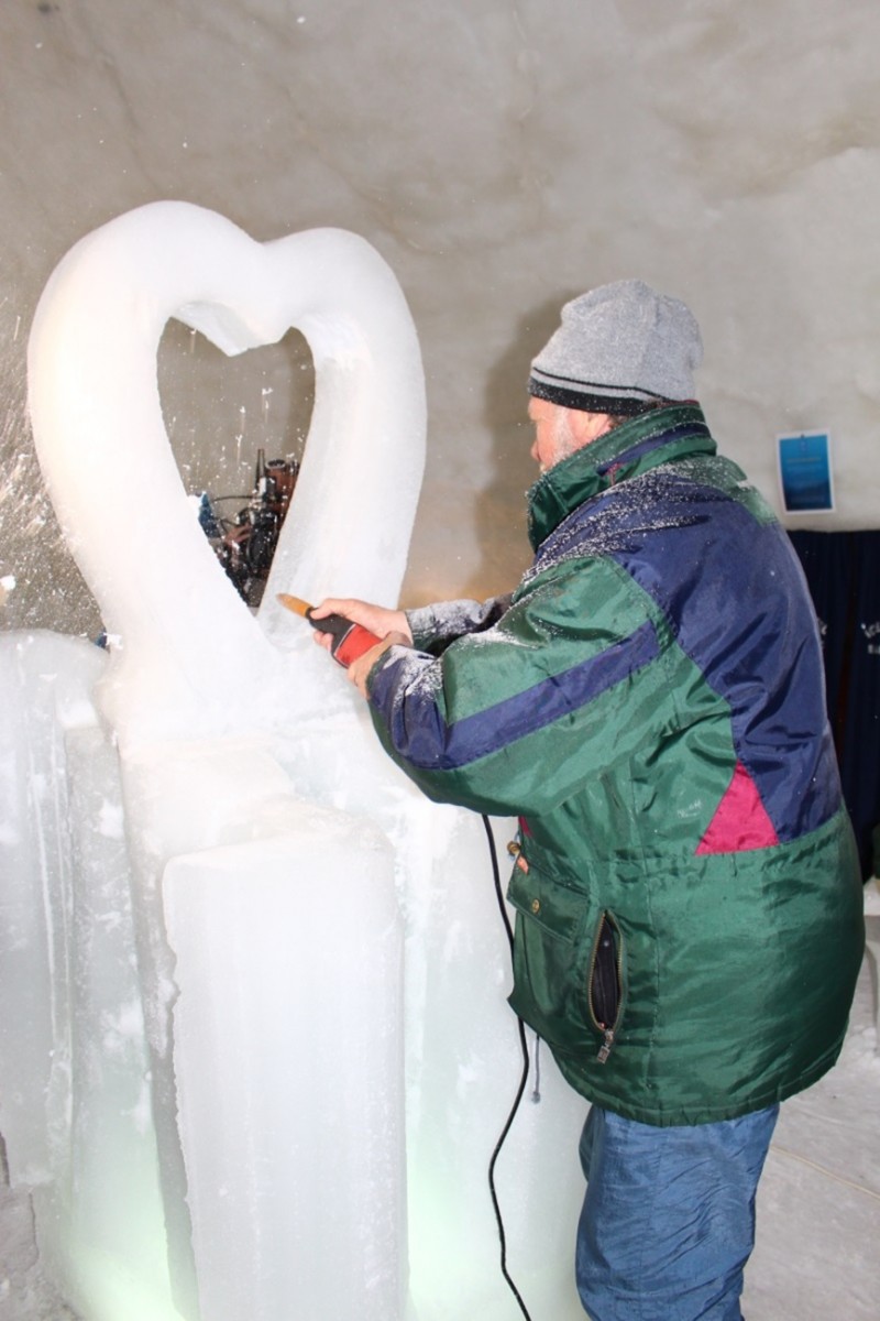 Un american care a intrat în Cartea Recordurilor participă la primul simpozion de sculptură în gheaţă de la Bâlea