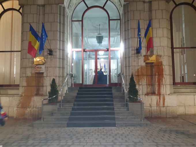 Mai multe persoane s-au adunat aseară în faţa sediului Ministerului Justiţiei