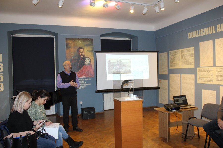 Revolver de epoca, descoperit în podul Muzeului Casa Mureșenilor, din Brasov Revolver de epoca, descoperit în podul Muzeului Casa Mureșenilor, din Brasov