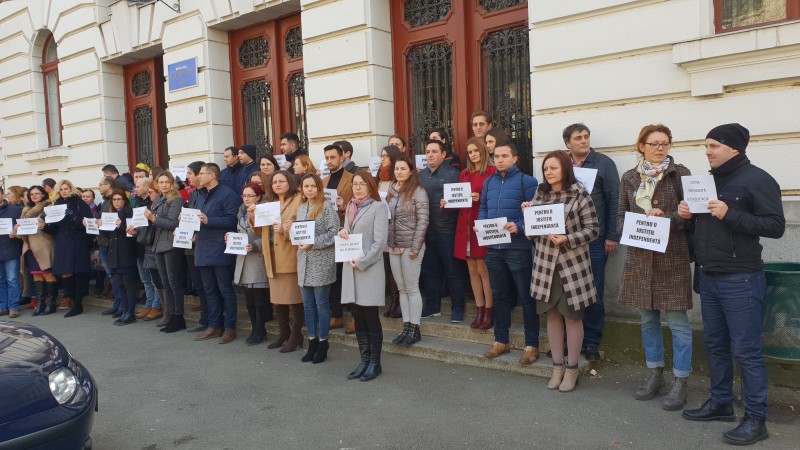 Magistrații mureșeni au protestat astăzi în fața Palatului de Justiție