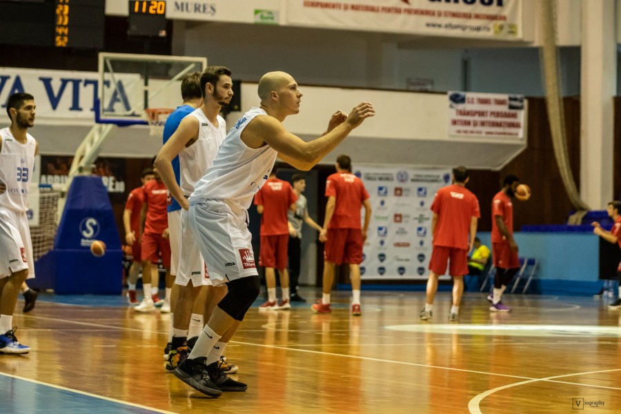 Meciuri de baschet în Sala Sporturilor din Tg.Mureș