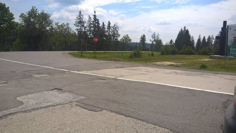 Se caută firmă pentru reabilitarea drumului care duce spre Harghita Băi