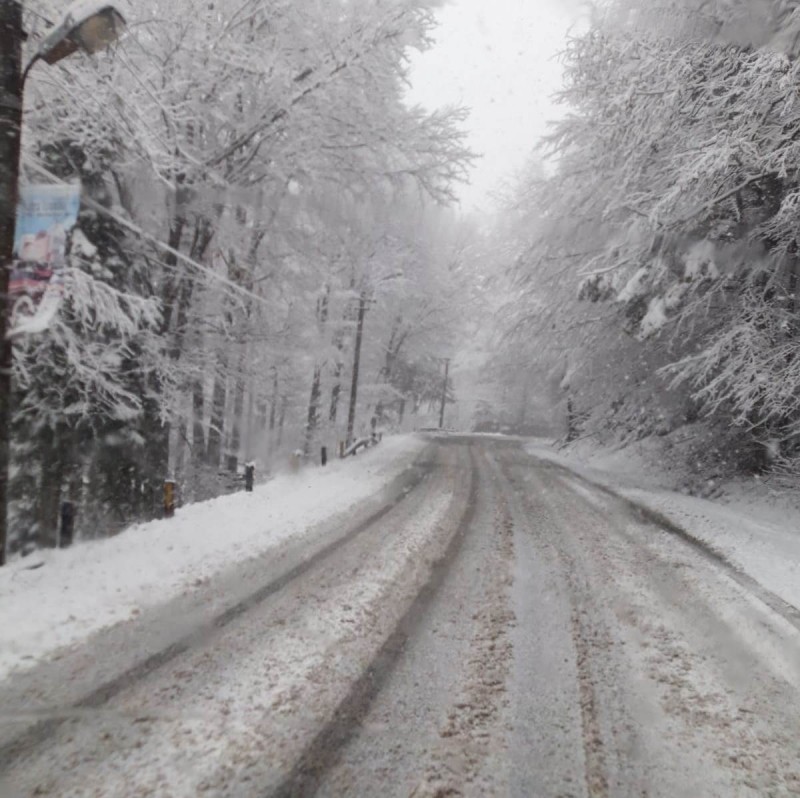 Utilajele de deszăpezire acţionează pe drumurile naţionale din Brașov