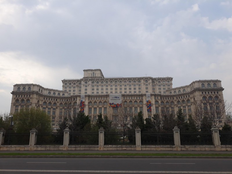 Deputaţii au adoptat proiectul de lege care prevede limitarea la 5% a depozitelor de aur deţinute de România în străinătate