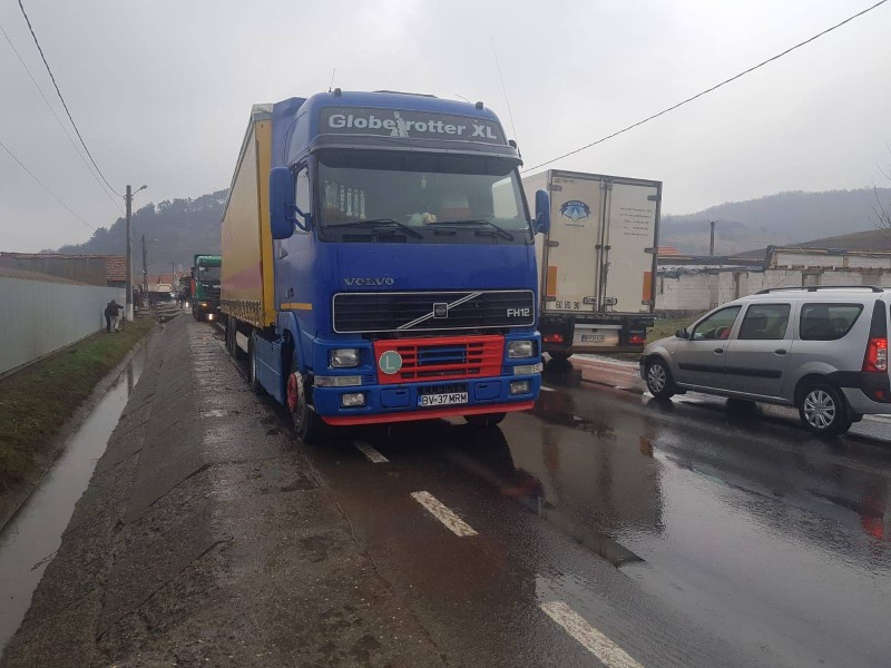 Accident la Țigmandru între trei autotrenuri