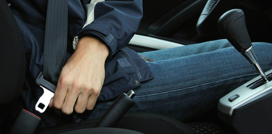 Poliţiştii rutieri verifică dacă şoferii folosesc centurile de siguranţă