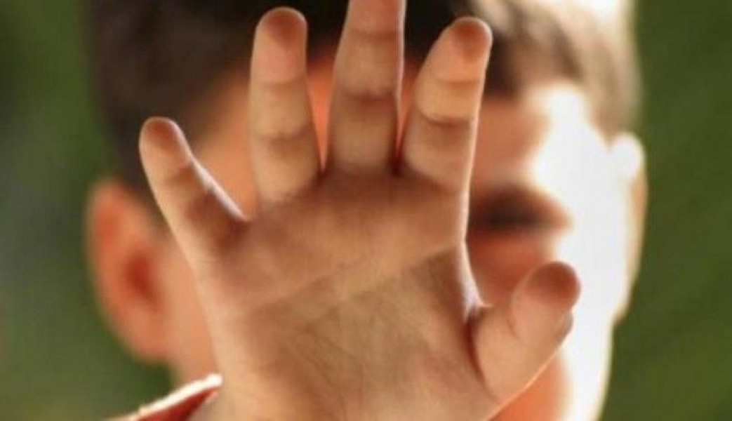 Băieţel de 5 ani din Brașov, lovit şi încuiat de educatoare în debara
