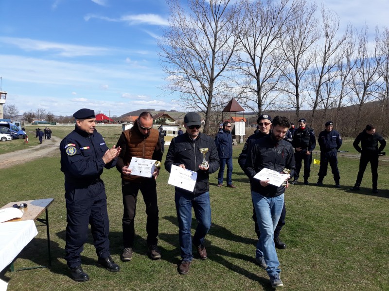 Atenție, jurnaliștii au pus mâna pe arme