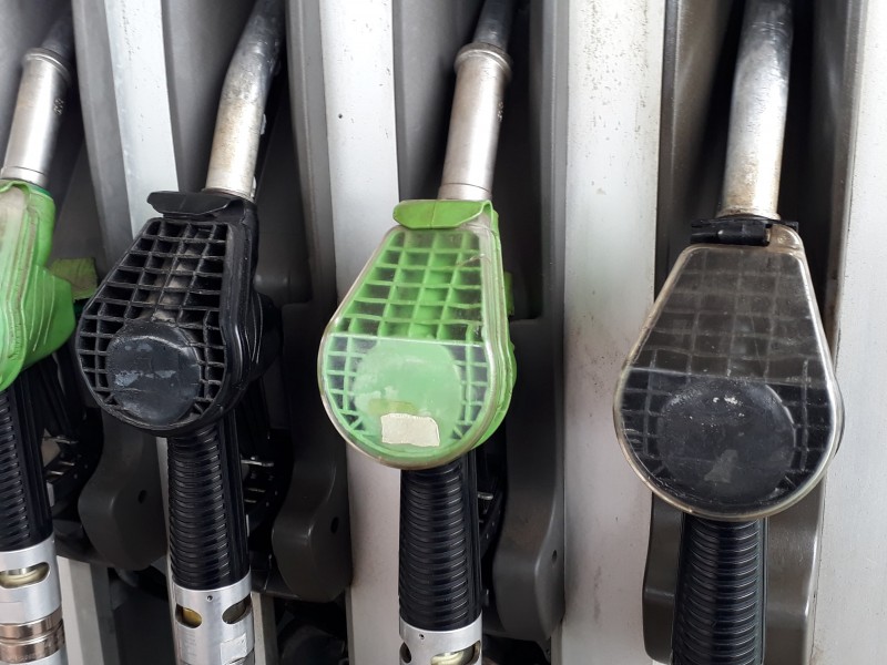 Eliminarea supraaccizei la carburanţi a primit raport favorabil în Comisia de buget-finanţe