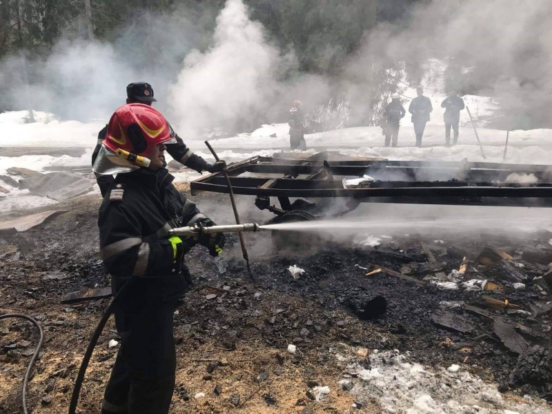 Harghita: doi muncitori forestieri, răniţi într-un incendiu izbucnit la vagonul de dormit