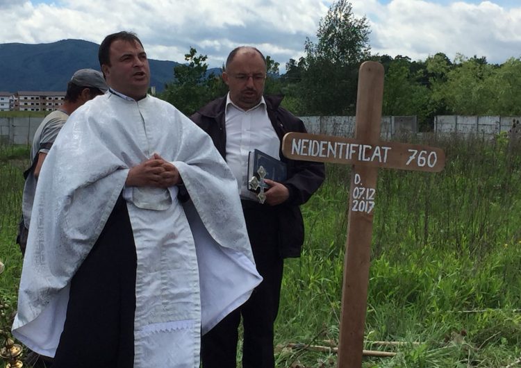 Un preot sibian îngroapă persoanele decedate abandonate