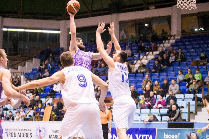 Derby în Grupa Albastră la baschet masculin
