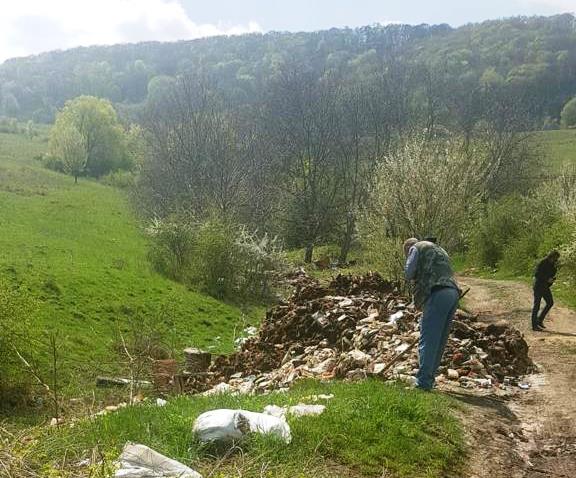 Două tone de leșuri depozitate pe marginea drumului E 60, în zona Nadeș