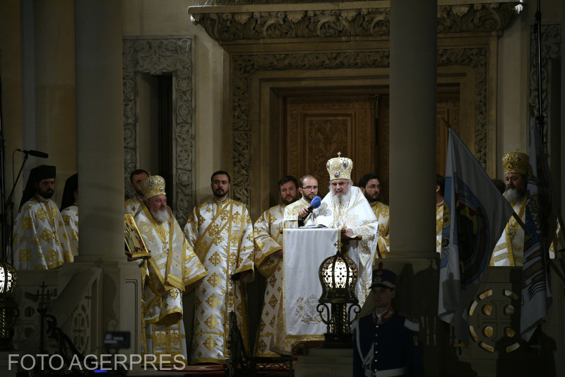 Slujba Invierii a fost oficiată, la miezul nopţii, de Patriarhul Daniel al Bisericii Ortodoxe Române Slujba Invierii a fost oficiată, la miezul nopţii, de Patriarhul Daniel al Bisericii Ortodoxe Române