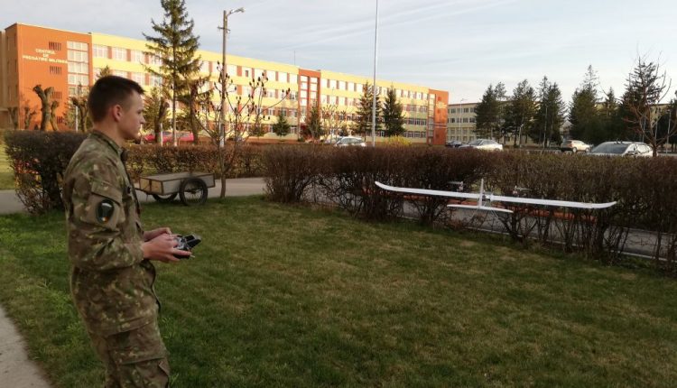 Un student militar la Academia din Sibiu a creat un avion fără pilot, dotat cu cameră video, pentru misiuni riscante